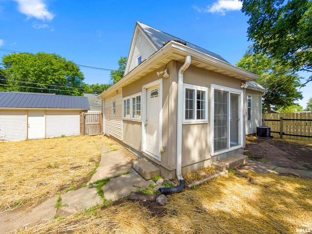 320 WALNUT Street, Pekin, IL 61554