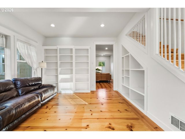 1240 NEWPORT Ave Sw, Bandon, OR 97411