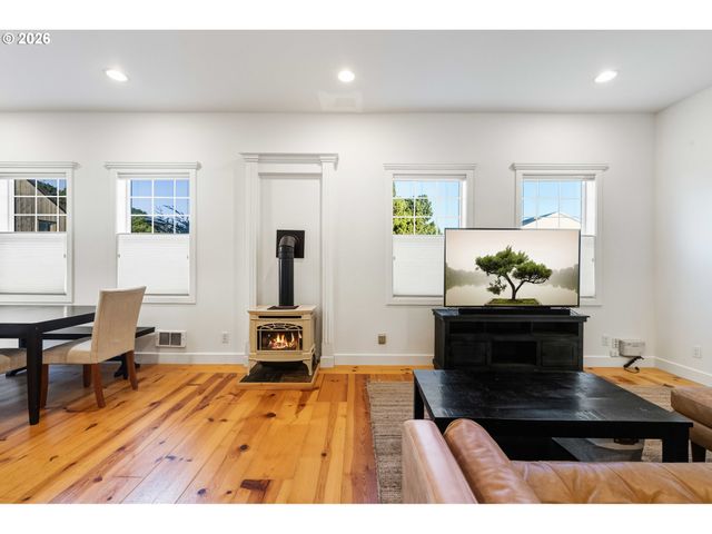 1240 NEWPORT Ave Sw, Bandon, OR 97411