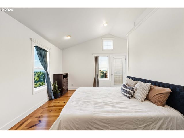 1240 NEWPORT Ave Sw, Bandon, OR 97411