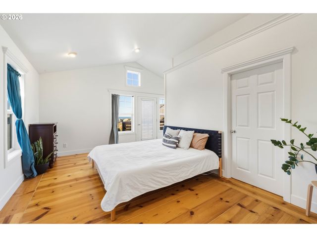 1240 NEWPORT Ave Sw, Bandon, OR 97411