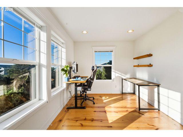 1240 NEWPORT Ave Sw, Bandon, OR 97411