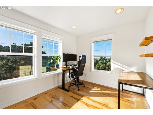 1240 NEWPORT Ave Sw, Bandon, OR 97411