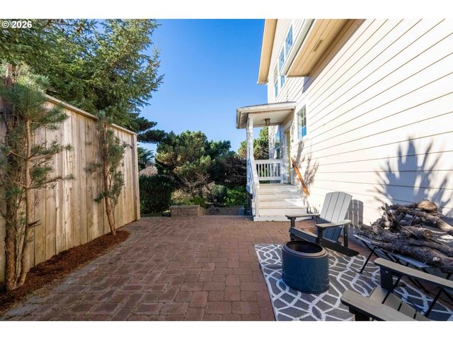 1240 NEWPORT Ave Sw, Bandon, OR 97411