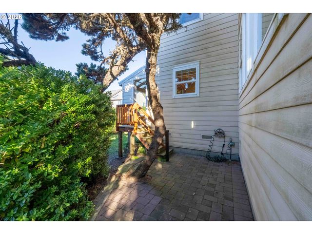 1240 NEWPORT Ave Sw, Bandon, OR 97411