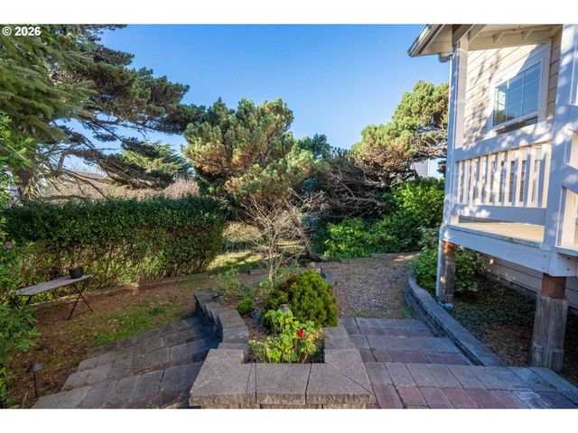 1240 NEWPORT Ave Sw, Bandon, OR 97411