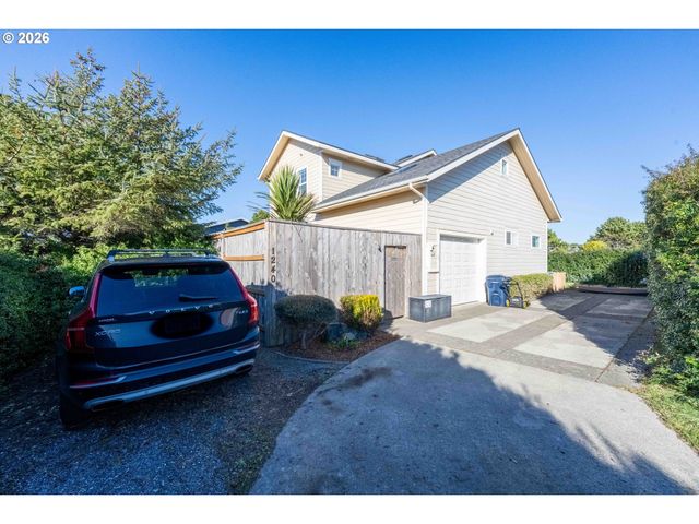 1240 NEWPORT Ave Sw, Bandon, OR 97411