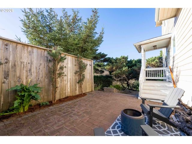 1240 NEWPORT Ave Sw, Bandon, OR 97411