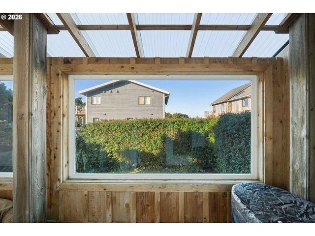 1240 NEWPORT Ave Sw, Bandon, OR 97411