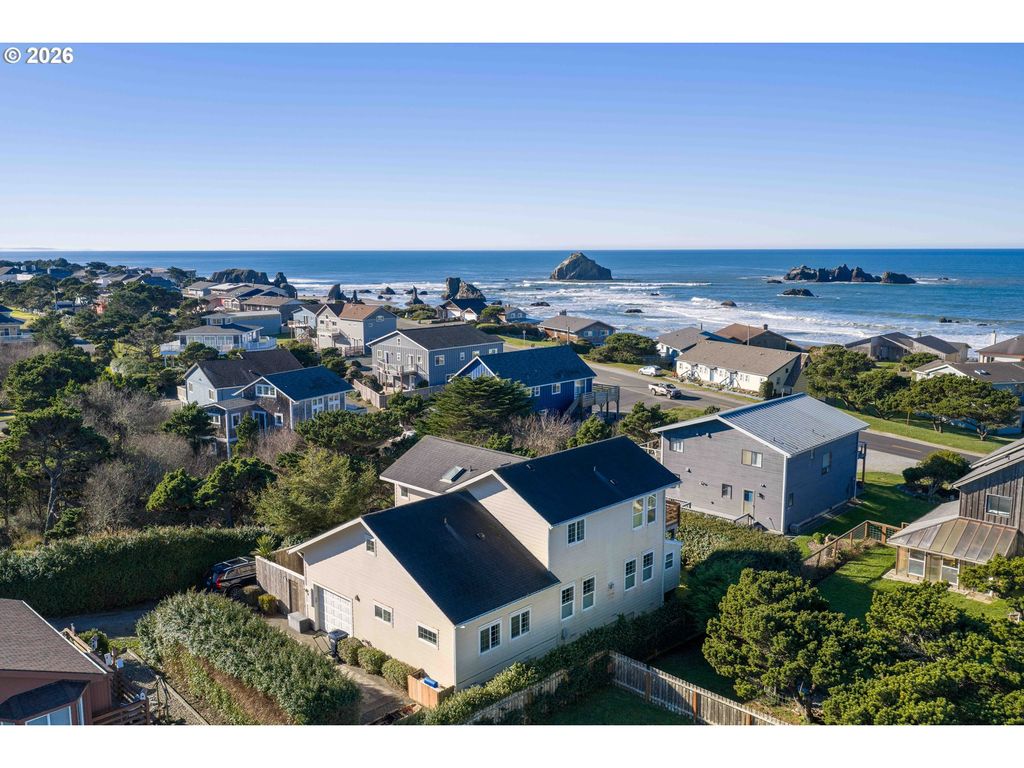 1240 NEWPORT Ave Sw, Bandon, OR 97411