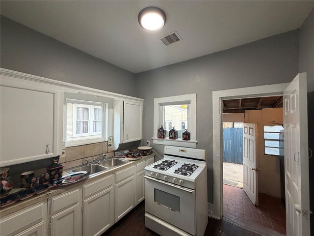 1418 Yale Street, Houston, TX 77008