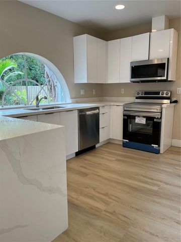 550 NE 174th St, North Miami Beach, FL 33162