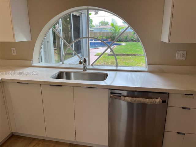 550 NE 174th St, North Miami Beach, FL 33162