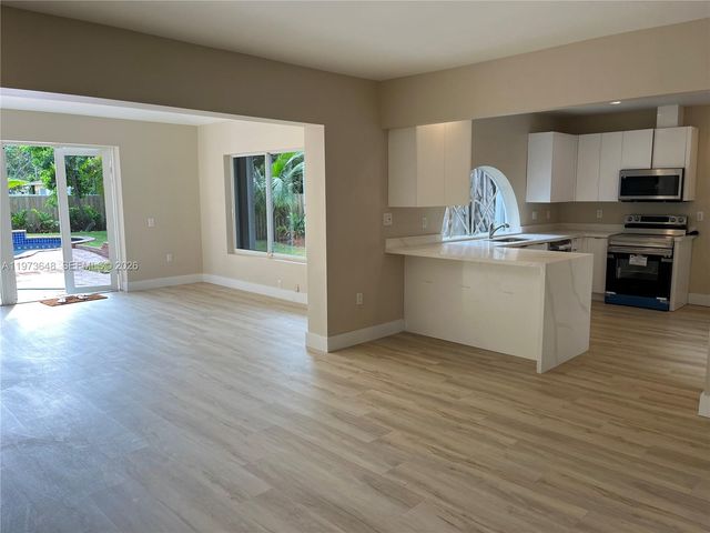 550 NE 174th St, North Miami Beach, FL 33162