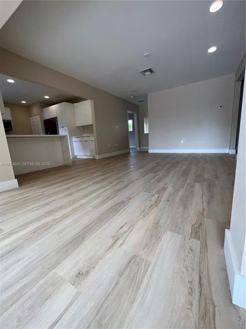 550 NE 174th St, North Miami Beach, FL 33162