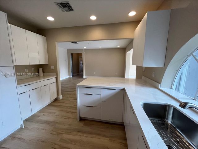 550 NE 174th St, North Miami Beach, FL 33162