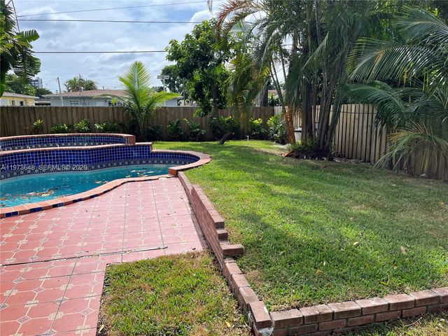 550 NE 174th St, North Miami Beach, FL 33162