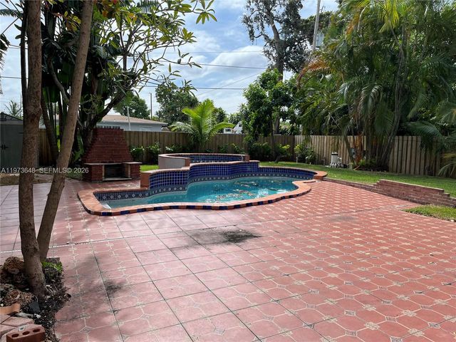 550 NE 174th St, North Miami Beach, FL 33162