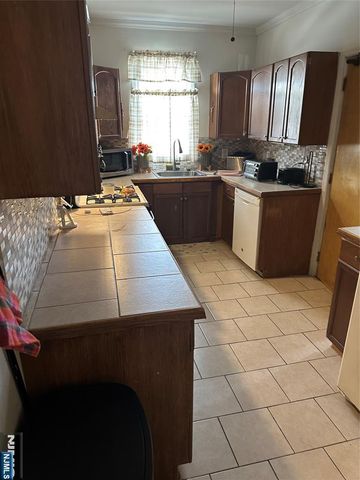 95 McKinley Avenue, Lodi, NJ 07644