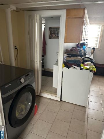 95 McKinley Avenue, Lodi, NJ 07644
