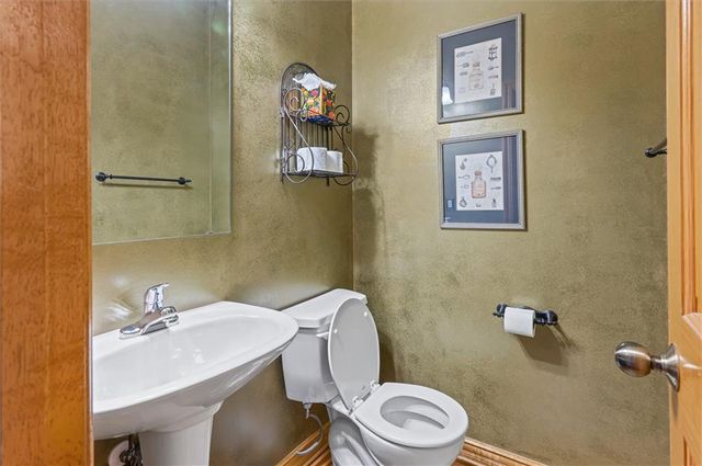 4005 SW Boulder Drive, Lee's Summit, MO 64082