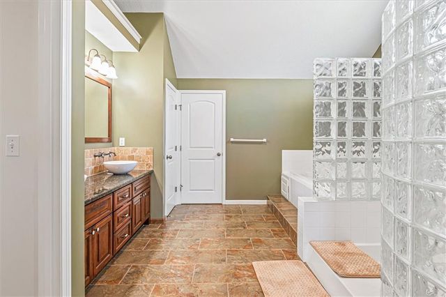 4005 SW Boulder Drive, Lee's Summit, MO 64082