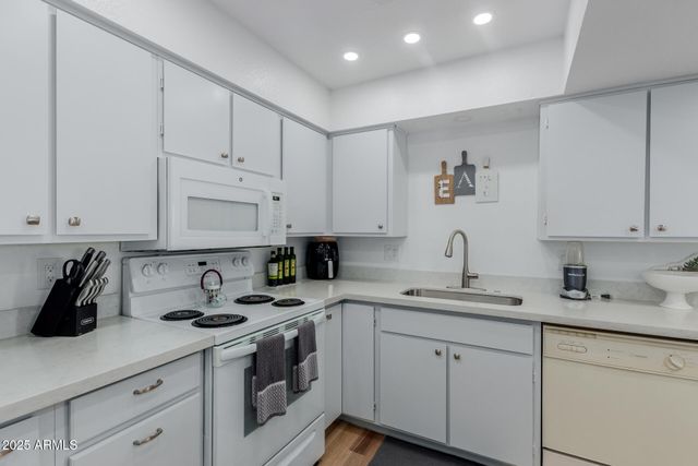 425 S PARKCREST Drive 334, Mesa, AZ 85206