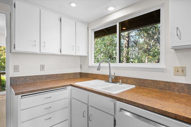 1105 Ivy Lane, Ashland, OR 97520