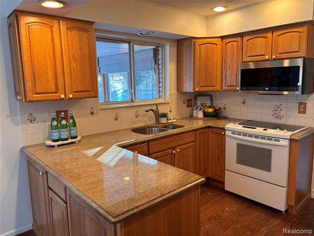 1805 Hickory Bark Lane, Bloomfield Hills, MI 48304