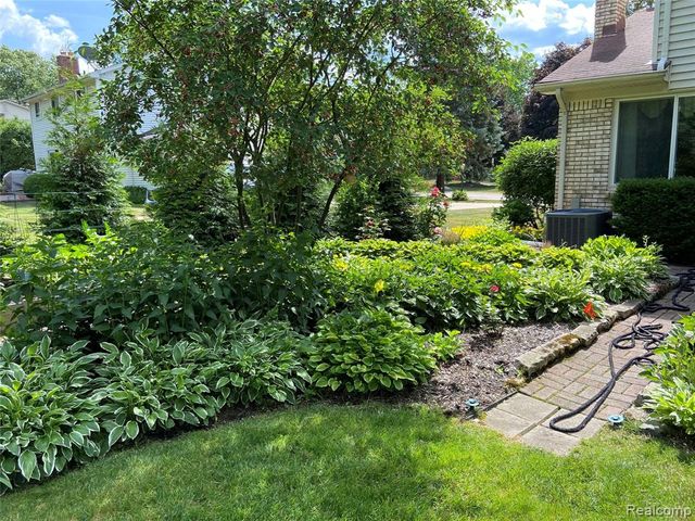 1805 Hickory Bark Lane, Bloomfield Hills, MI 48304