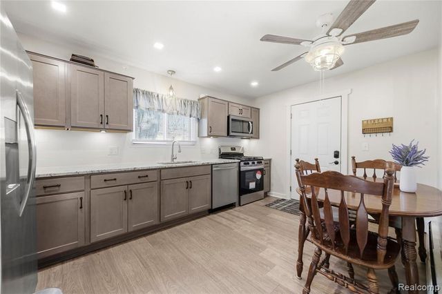 3575 Knollview Avenue, West Bloomfield, MI 48324