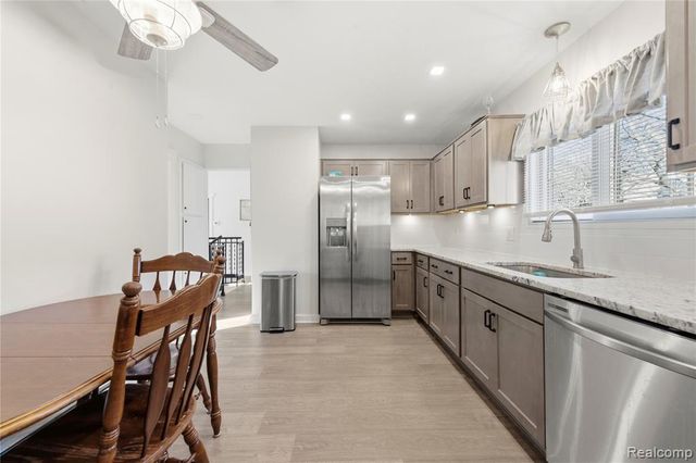 3575 Knollview Avenue, West Bloomfield, MI 48324