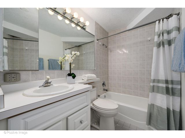 885 W Lill Avenue 3, Chicago, IL 60614