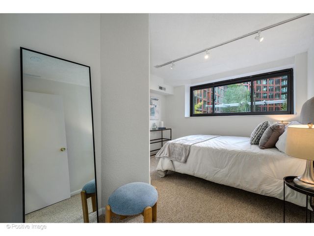 885 W Lill Avenue 3, Chicago, IL 60614
