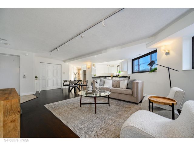 885 W Lill Avenue 3, Chicago, IL 60614