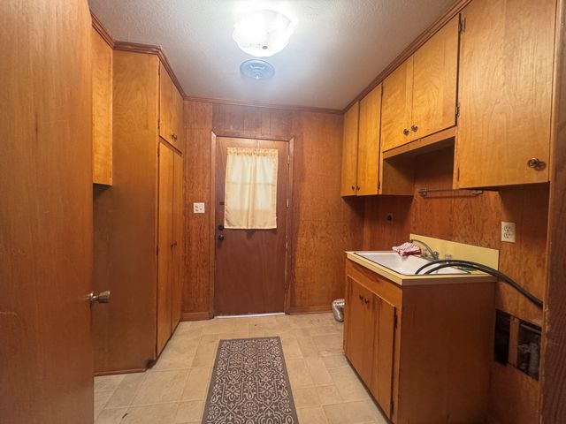 307 S Market Street, Louise, TX 77455