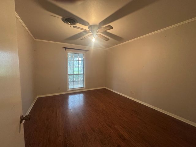 307 S Market Street, Louise, TX 77455