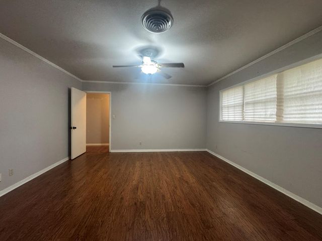 307 S Market Street, Louise, TX 77455