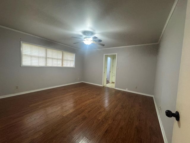 307 S Market Street, Louise, TX 77455