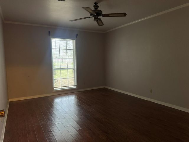 307 S Market Street, Louise, TX 77455