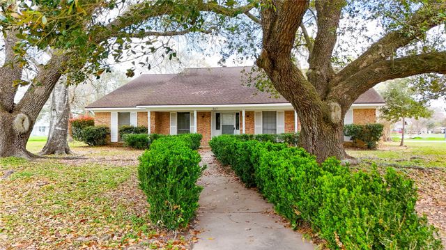 307 S Market Street, Louise, TX 77455