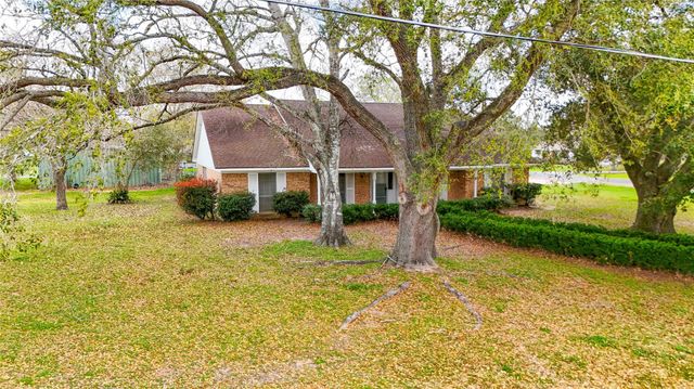 307 S Market Street, Louise, TX 77455