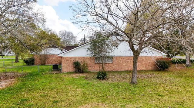 307 S Market Street, Louise, TX 77455