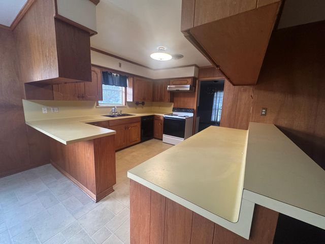 307 S Market Street, Louise, TX 77455