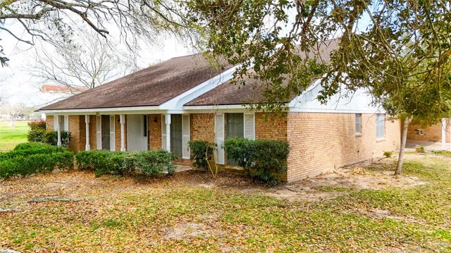 307 S Market Street, Louise, TX 77455