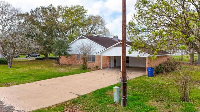 307 S Market Street, Louise, TX 77455