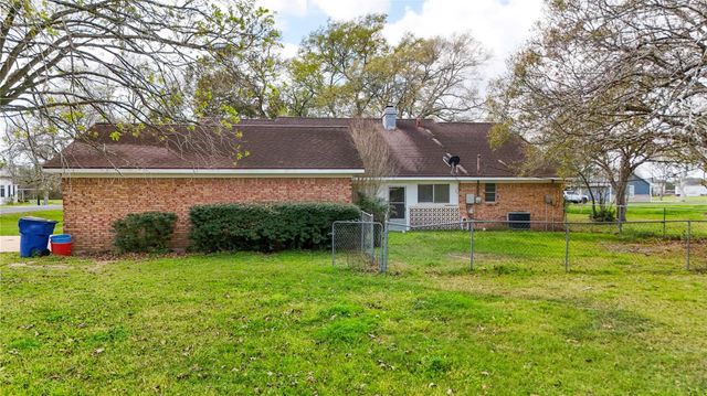 307 S Market Street, Louise, TX 77455