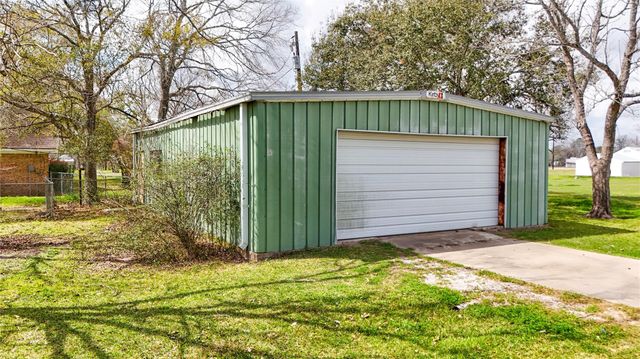 307 S Market Street, Louise, TX 77455