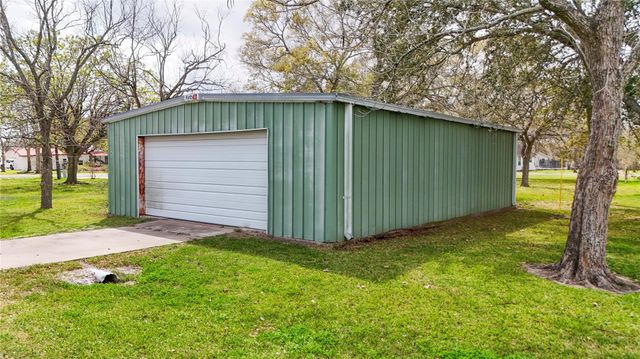 307 S Market Street, Louise, TX 77455
