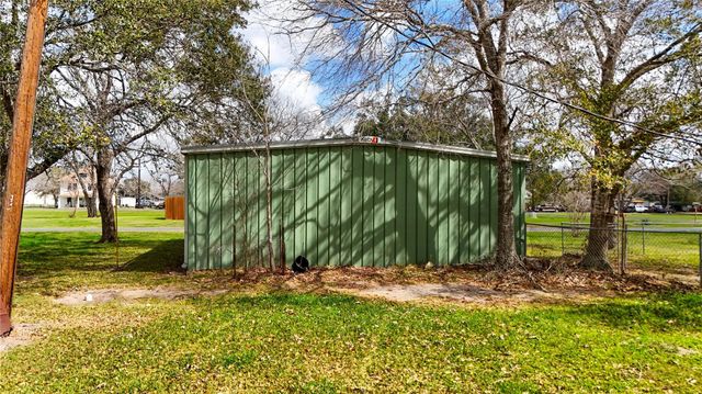 307 S Market Street, Louise, TX 77455